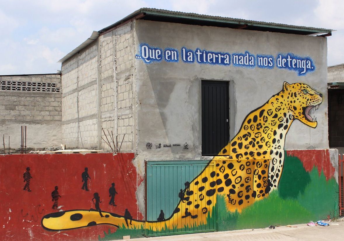 Mural en fachada de construcción a las orillas del río Suchiate. Fotografía: Pedro Ceñal Murga